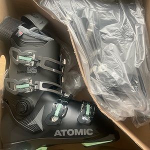Atomic women’s ski boots